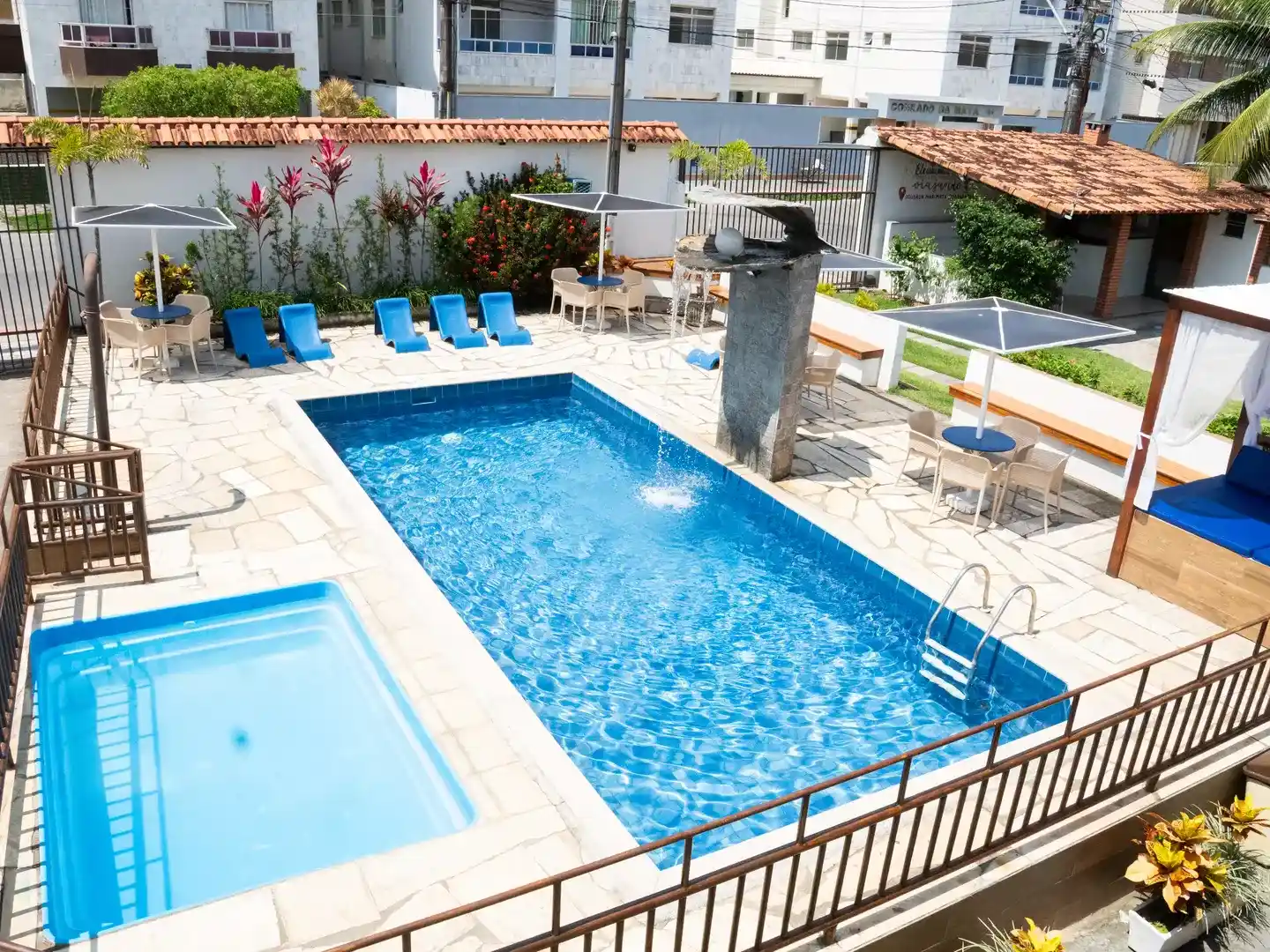 A Pousada Mar e Mata localizada na Praia do Morro em Guarapari, conta com uma ampla piscina principal equipada com cascata, além de uma piscina infantil segura para a diversão das crianças. Para o seu conforto, dispomos de espreguiçadeiras ergonômicas, conjuntos de mesas com guarda-sóis e um exclusivo bangalô com sofás — o refúgio perfeito para ler um livro ou saborear um drink. Tudo isso cercado por um paisagismo tropical que traz o frescor da natureza para o seu mergulho.